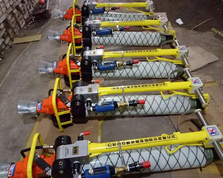 山東微山龍工張拉機(jī)具型號(hào)：如何操作錨桿鉆機(jī)?